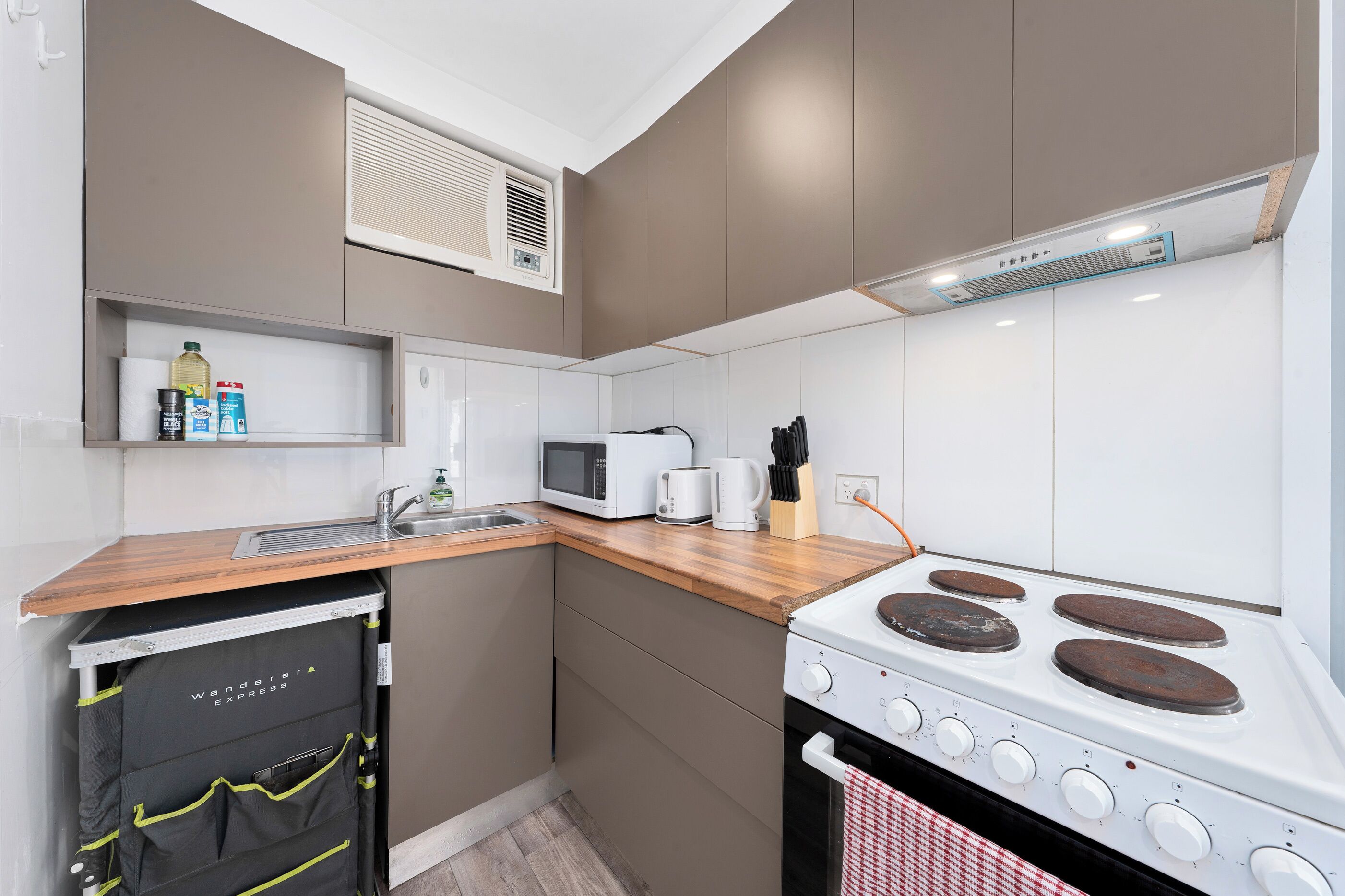 Fridge, microwave, stovetop, electric kettle
