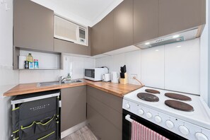 Micro-ondes, plaque de cuisson, bouilloire électrique, grille-pain