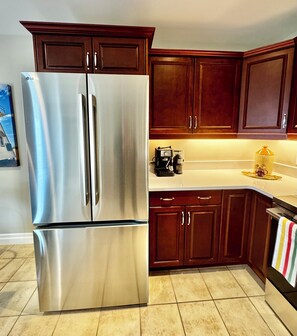Coffee/tea maker, fridge, microwave, oven