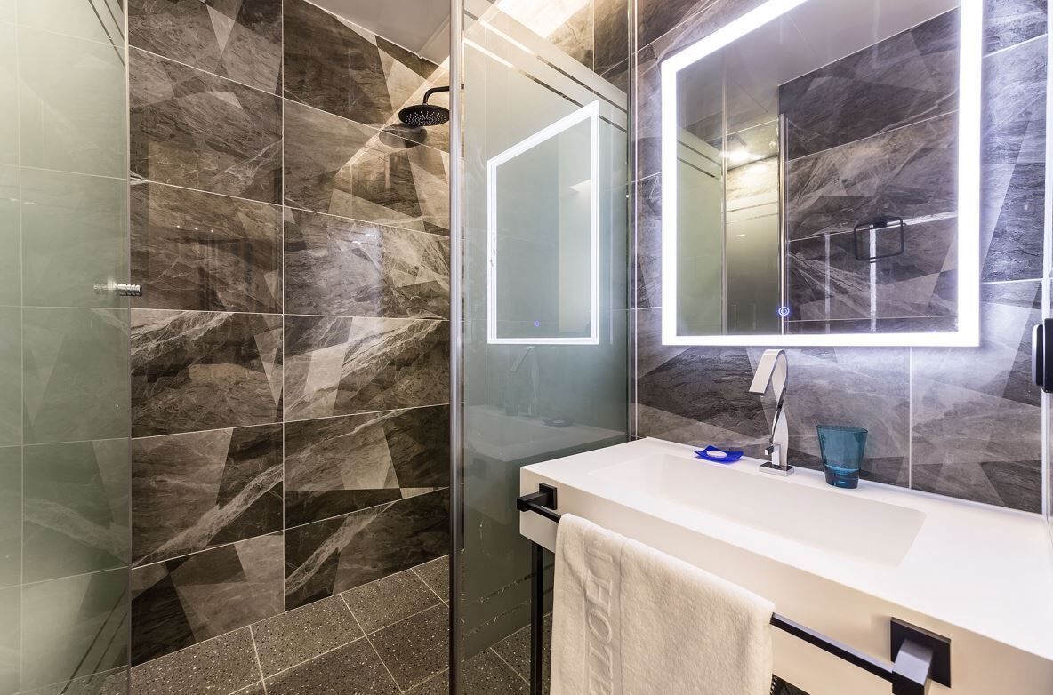 Basic-Doppelzimmer, Seeblick | Badezimmer | Dusche, Haartrockner, Handtücher, Seife