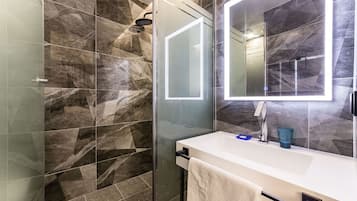Basic-Doppelzimmer, Seeblick | Badezimmer | Dusche, Haartrockner, Handtücher, Seife