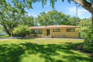 Exterior - Spacious 5-bedroom house in beautiful Benton Harbor with Hot Tub/Fire Pit (Benton Harbor)