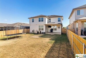 Property grounds - Pleasant 2-bedrooms upstairs in a 5br/3b house with AC in charming Temple TX. (Temple)