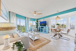 Living area - Coastal Retreat, Pool, Marina, Ocean View, FL Keys (Tavernier)
