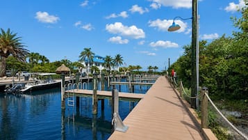 Un port de plaisance avec des quais, des bateaux et une promenade en bois.