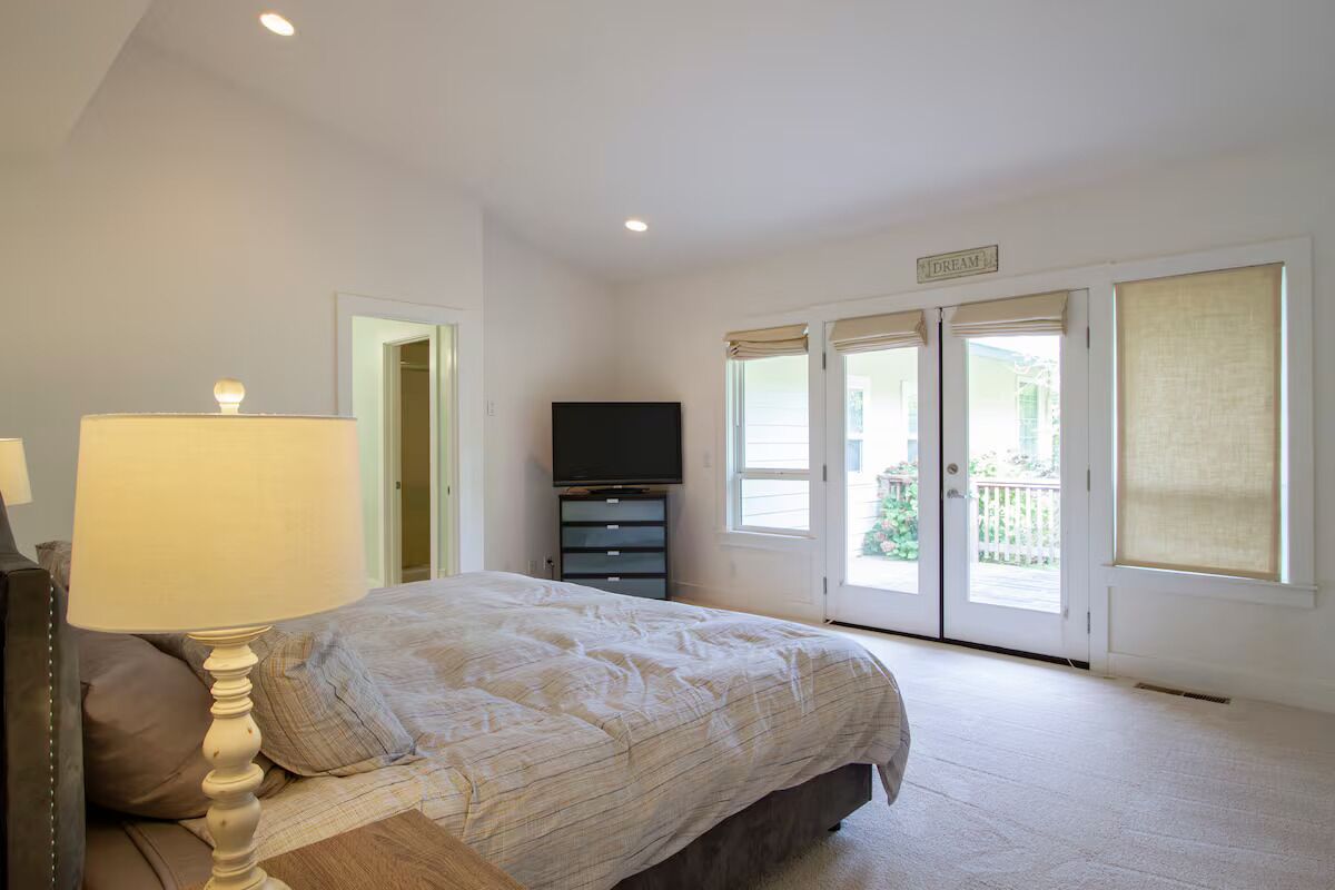 4 habitaciones, escritorio y tabla de planchar con plancha 