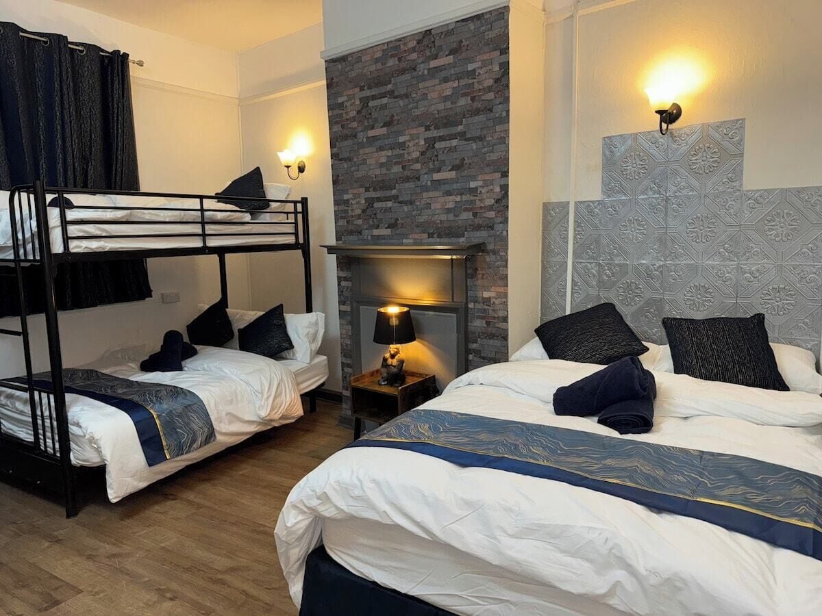 5 bedrooms, iron/ironing board, internet, bed sheets