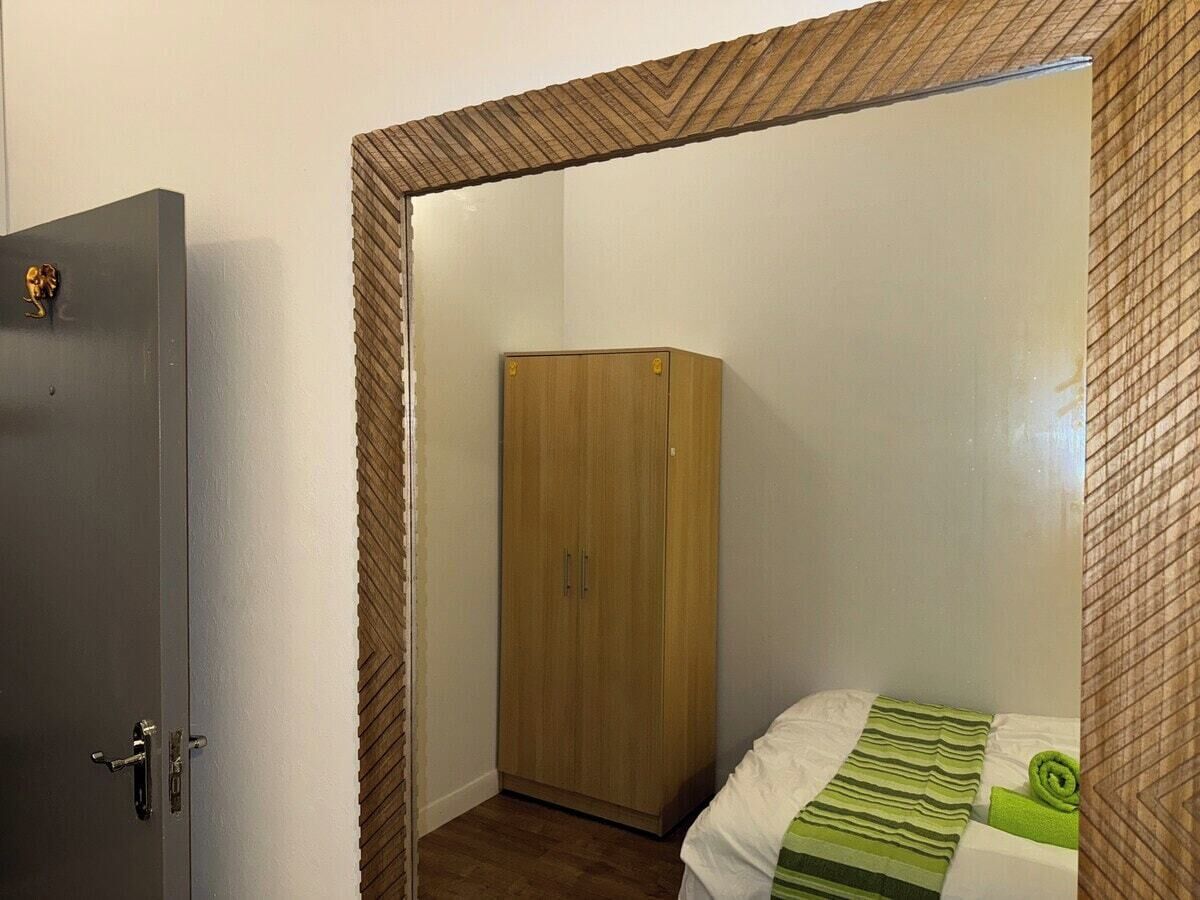5 bedrooms, iron/ironing board, WiFi, bed sheets