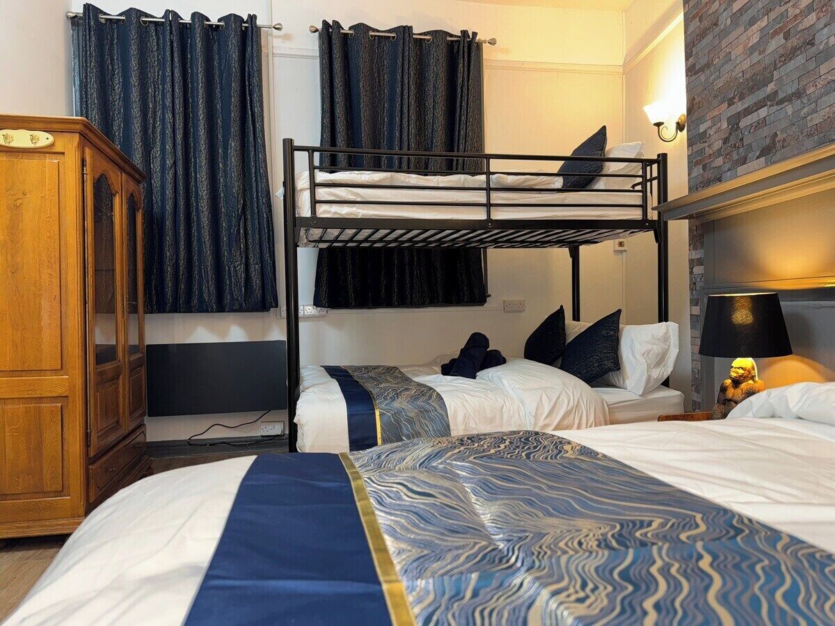 5 bedrooms, iron/ironing board, internet, bed sheets