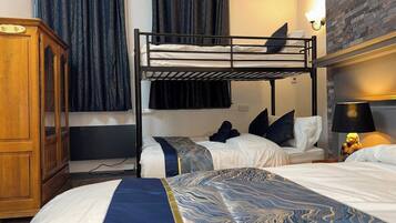 5 bedrooms, iron/ironing board, internet, bed sheets
