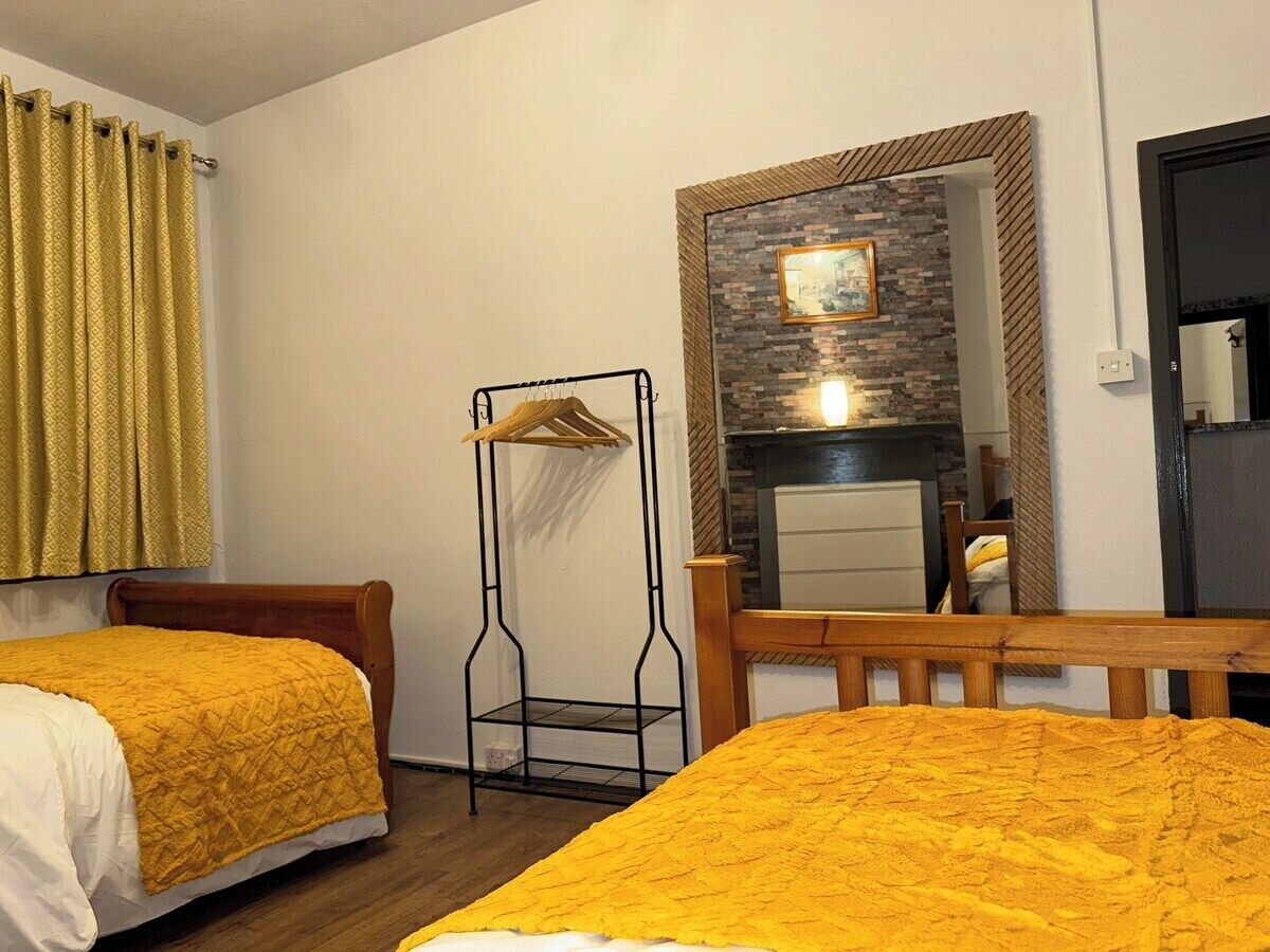5 bedrooms, iron/ironing board, Internet, bed sheets