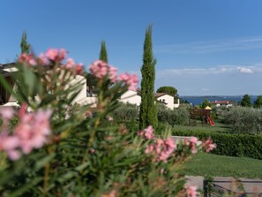 Ein Wohngebiet mit Häusern, einem Spielplatz und Blick aufs Meer.