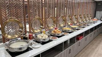 Café da manhã com pratos da culinária local grátis todos os dias