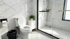Shower, hair dryer, towels, soap - The Lake Tai Inn (Hu Zhou Shi)