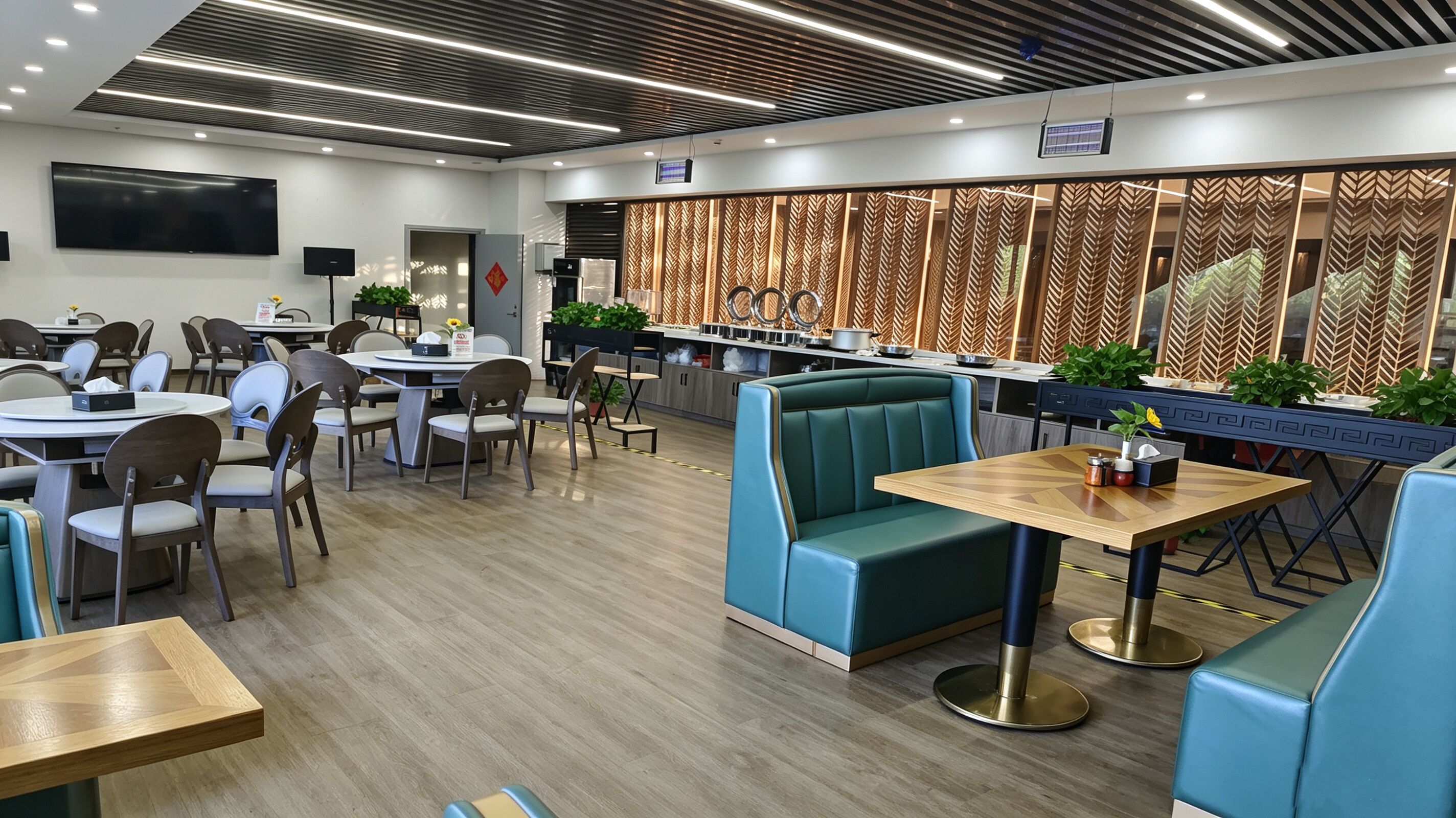 Een modern restaurant met zitjes, tafels en een bar.