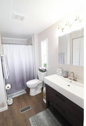 Shower, hair dryer, towels, soap - Rough River Retreat located 2 miles from Nicks Boat Dock and the state ramp/dam! (Hardinsburg)