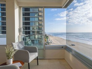 Ein Balkon mit Blick auf Strand und Meer.