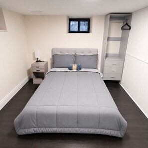 2 bedrooms, in-room safe, desk, iron/ironing board - Private 2BR Retreat • AC, Parking & Family-Friendly Yard (Worcester)