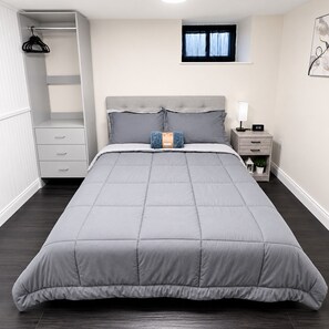 2 bedrooms, in-room safe, desk, iron/ironing board - Private 2BR Retreat • AC, Parking & Family-Friendly Yard (Worcester)