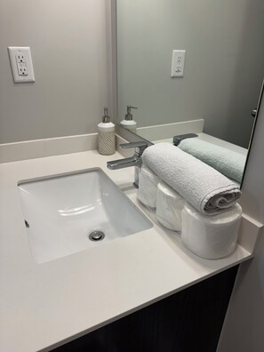 Een douche, handdoeken, toiletpapier