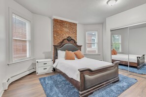 Room - The Red Door Loft - Steps to Downtown Hartford (Hartford)