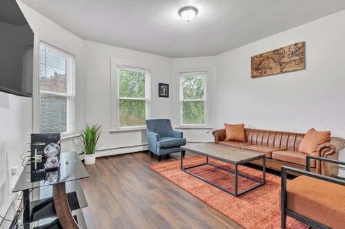 The Red Door Loft - Steps to Downtown Hartford