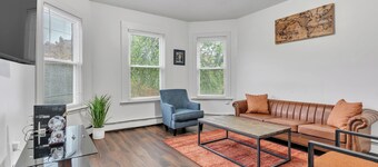The Red Door Loft - Steps to Downtown Hartford