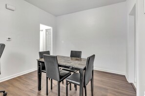 Dining - The Red Door Loft - Steps to Downtown Hartford (Hartford)