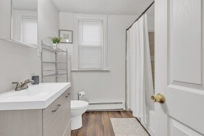 Bathroom - The Red Door Loft - Steps to Downtown Hartford (Hartford)