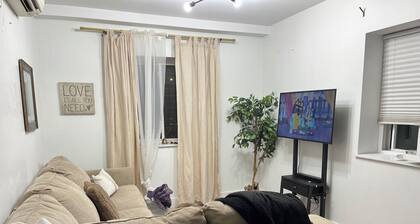 Enjoyable 1-bedroom apartment with AC
WiFi in charming Corona.
