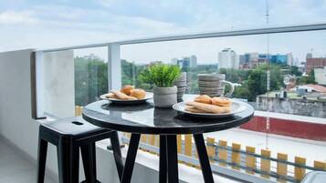 Apartment, Balkon, Stadtblick | Speisen im Freien