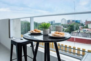 Apartment, Balkon, Stadtblick | Speisen im Freien
