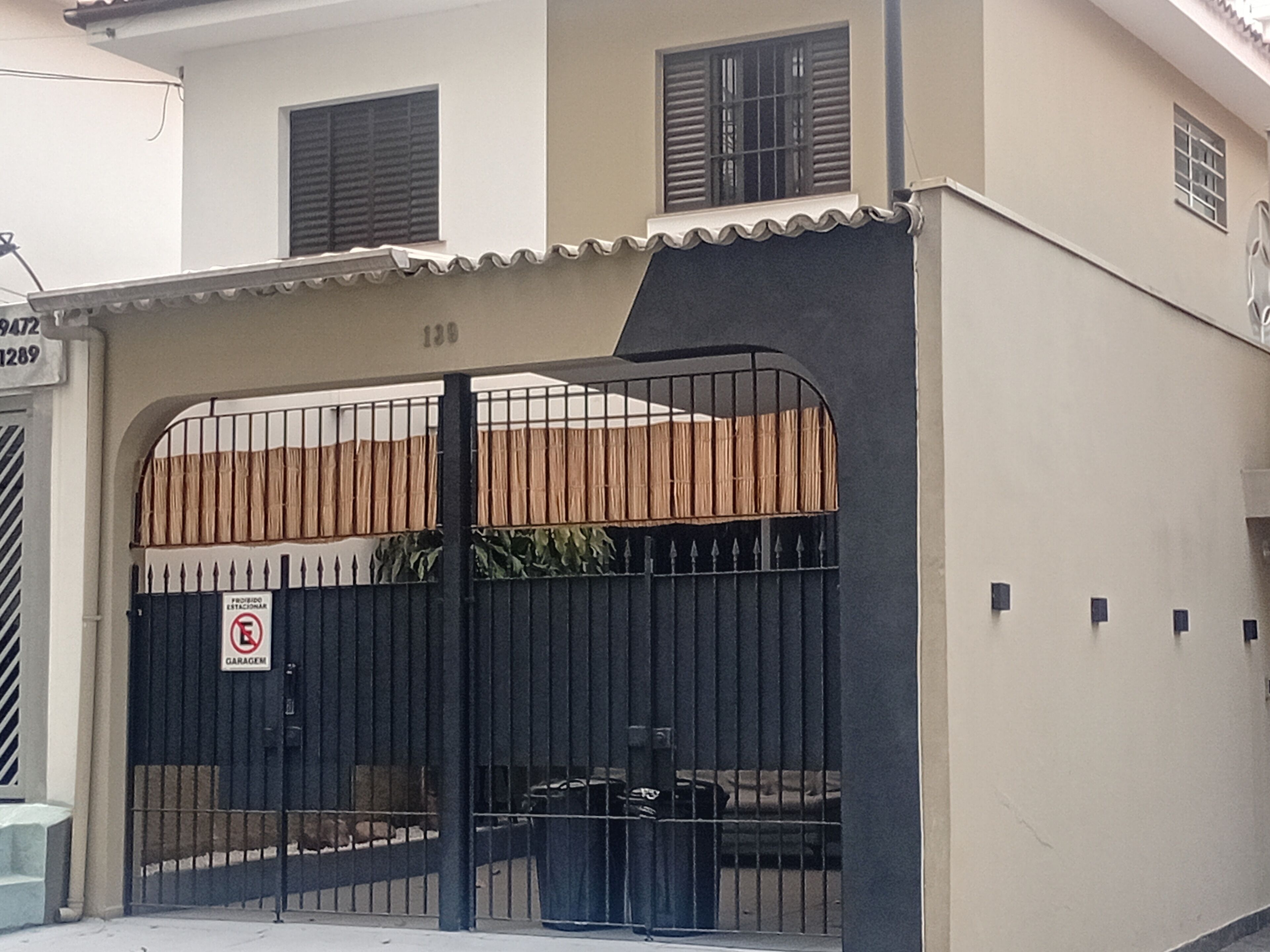 Vista frontal de la propiedad