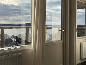 A room with a view of a lake, a window with curtains, and a radiator. - 5 Star Holiday Home in Uddevalla (Uddevalla)