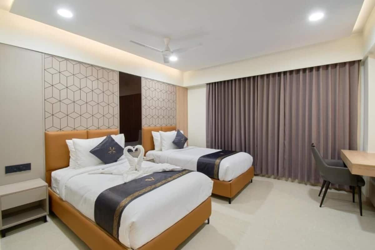 Habitación superior con 2 camas individuales | Escritorio, espacio para trabajar con un portátil, cortinas opacas