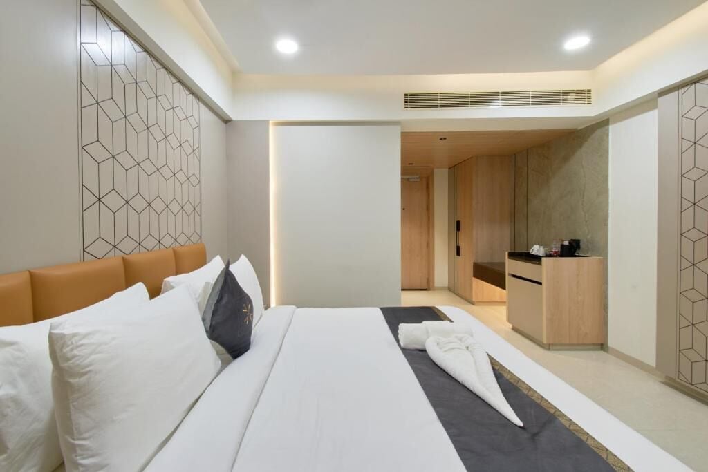 Double Room, 1 King Bed | Desk, laptop workspace, blackout curtains, iron/ironing board