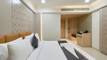 Double Room, 1 King Bed | Desk, laptop workspace, blackout curtains, iron/ironing board