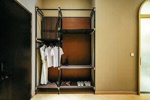Minibar, caja de seguridad en la habitación, wifi gratis y ropa de cama 