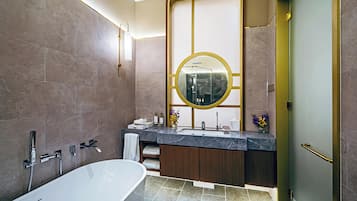 Bañera y ducha independientes, bañera profunda