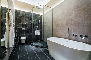 Bathtub dan shower terpisah, bathtub besar,  dan pancuran hujan