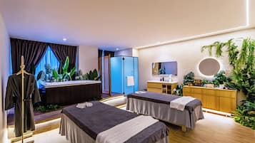 Ein Spa-Raum mit zwei Betten, einem Empfangstresen, einem Spiegel und einer großen Pflanze.