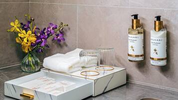 Chambre Double Confort, non-fumeurs, vue ville | Salle de bain | Articles de toilette gratuits, sèche-cheveux, chaussons