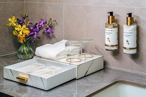 Comfort tweepersoonskamer, niet-roken, uitzicht op stad | Badkamer | Gratis toiletartikelen, een haardroger, pantoffels, handdoeken