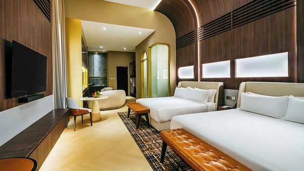Quarto duplo empresarial, para não fumantes, vista para a cidade | Frigobar, cofres nos quartos, Wi-Fi de cortesia, roupa de cama