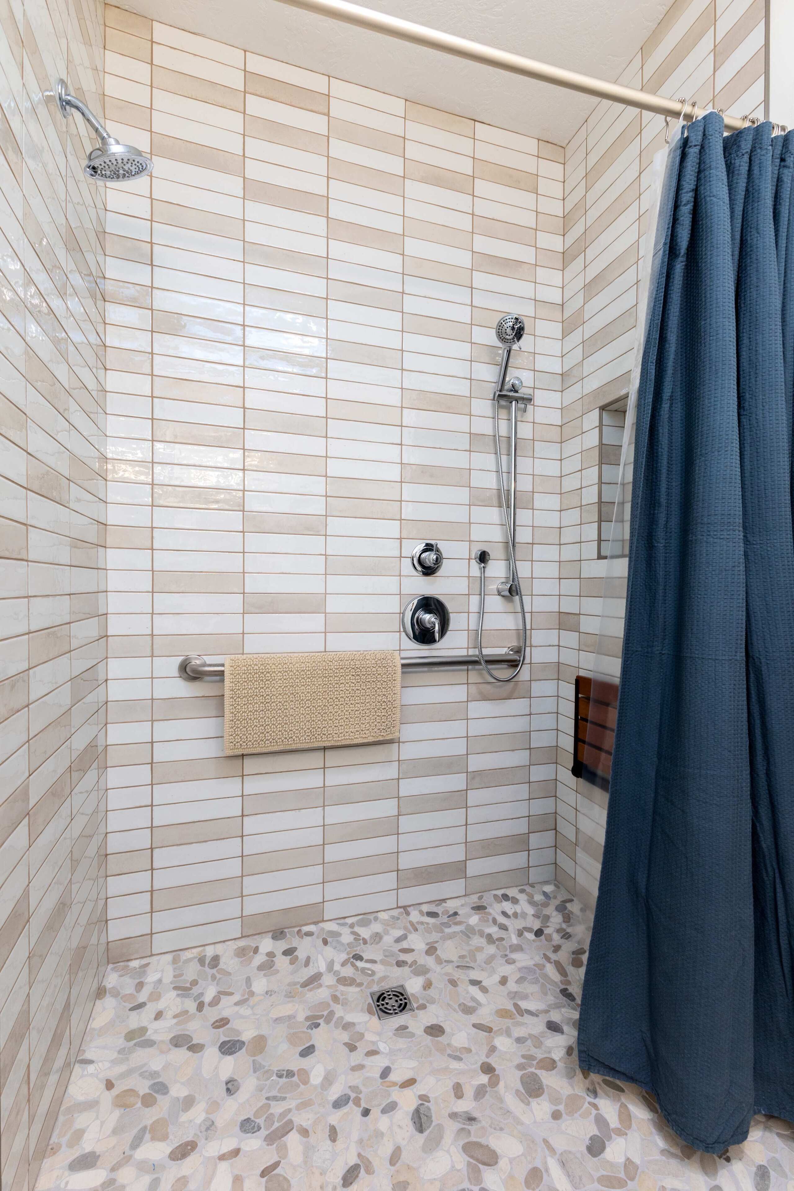 Douche, serviettes fournies, shampoing