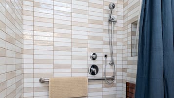 Douche, serviettes fournies, shampoing