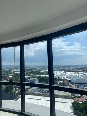 Interior - A great base for exploring Cebu—SM Mall is just 3 minutes away—and there's a pool in the building (Cebu)