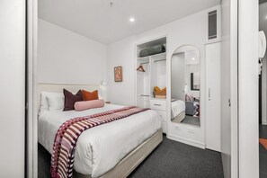 1 habitación, tabla de planchar con plancha, wifi gratis y ropa de cama 