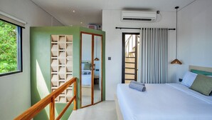 Ein modernes Schlafzimmer mit Bett, Kleiderschrank, Spiegel und Fenster.