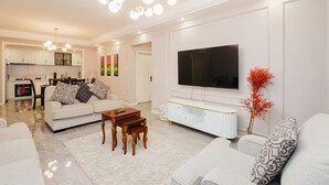 Ein stilvolles Wohnzimmer mit Sofa, Couchtisch und Fernseher.